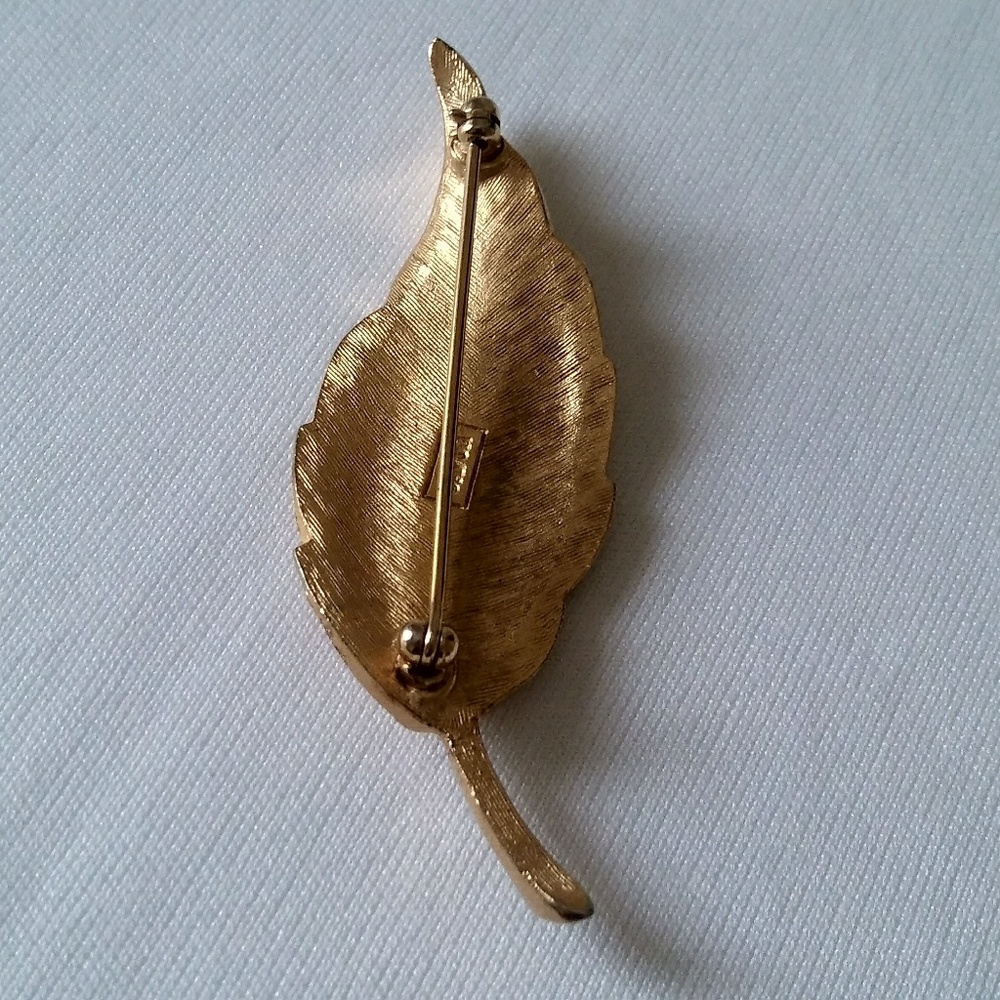 Avon vintage brooch gold tone leaf - Picture 2 of 3
